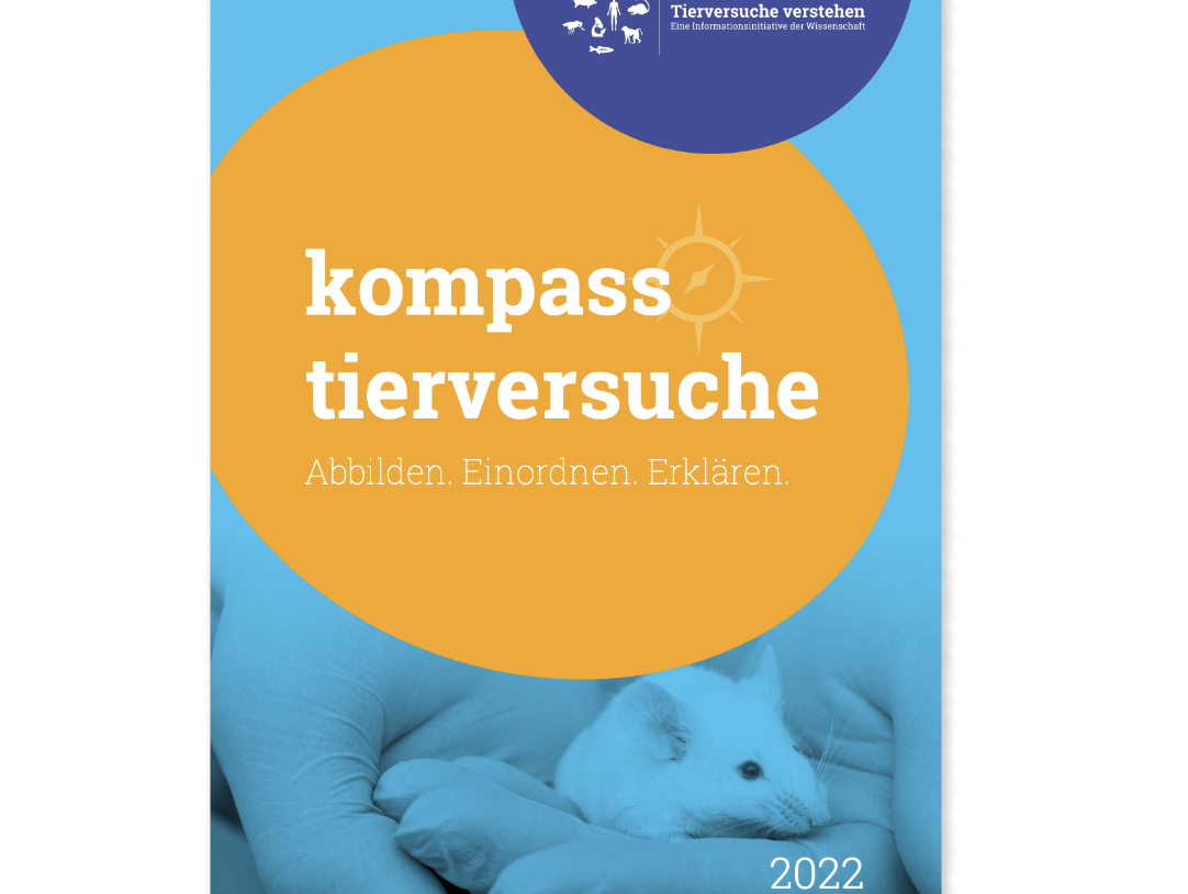 Hier ist die Titelseite des Kompass Tierversuche zu sehen. Es ist eine Maus auf einer Hand.