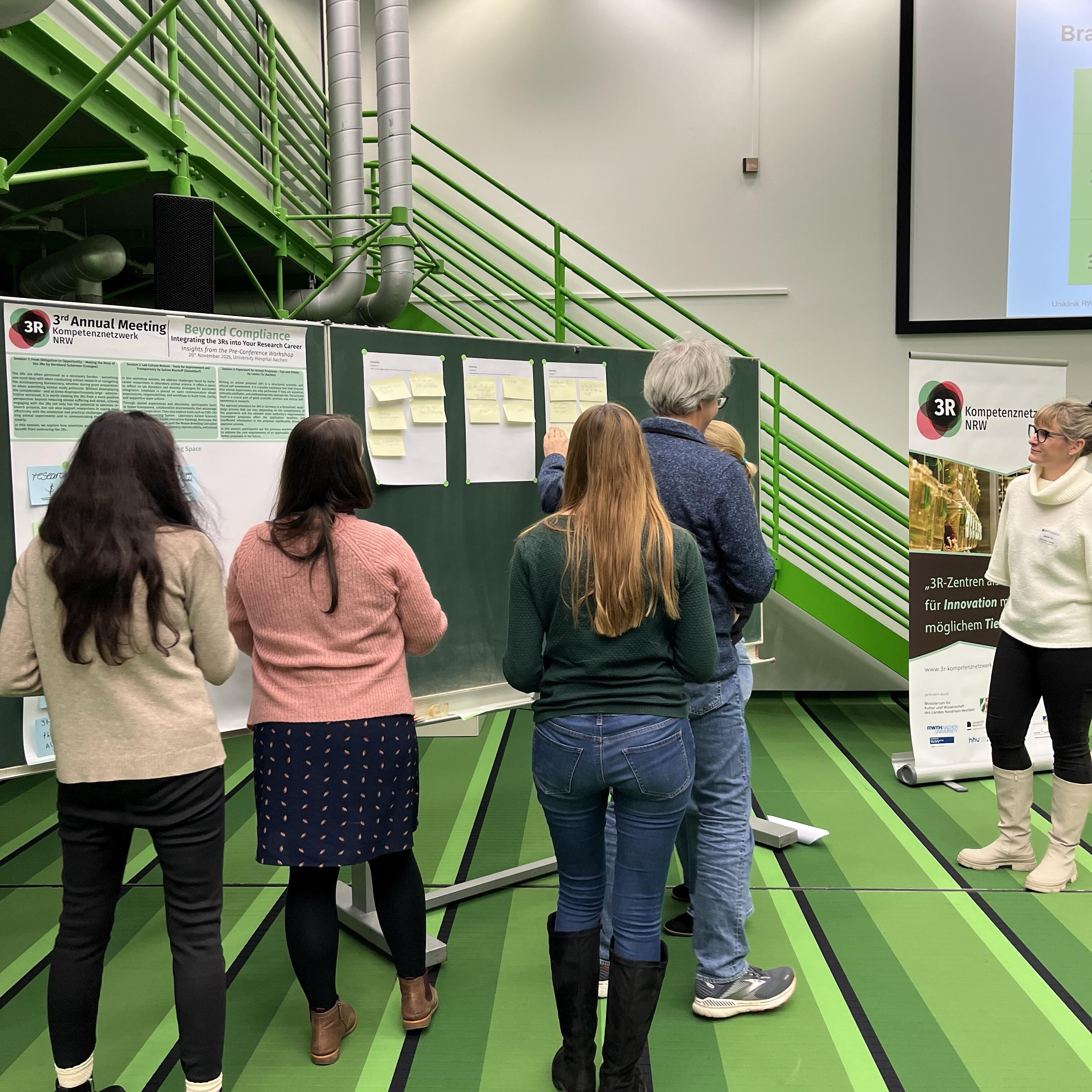Im Pre-Conference Workshop entwickeln Teilnehmende gemeinsam 3R-Roadmaps und sammeln ihre Ideen an der Pinnwand.