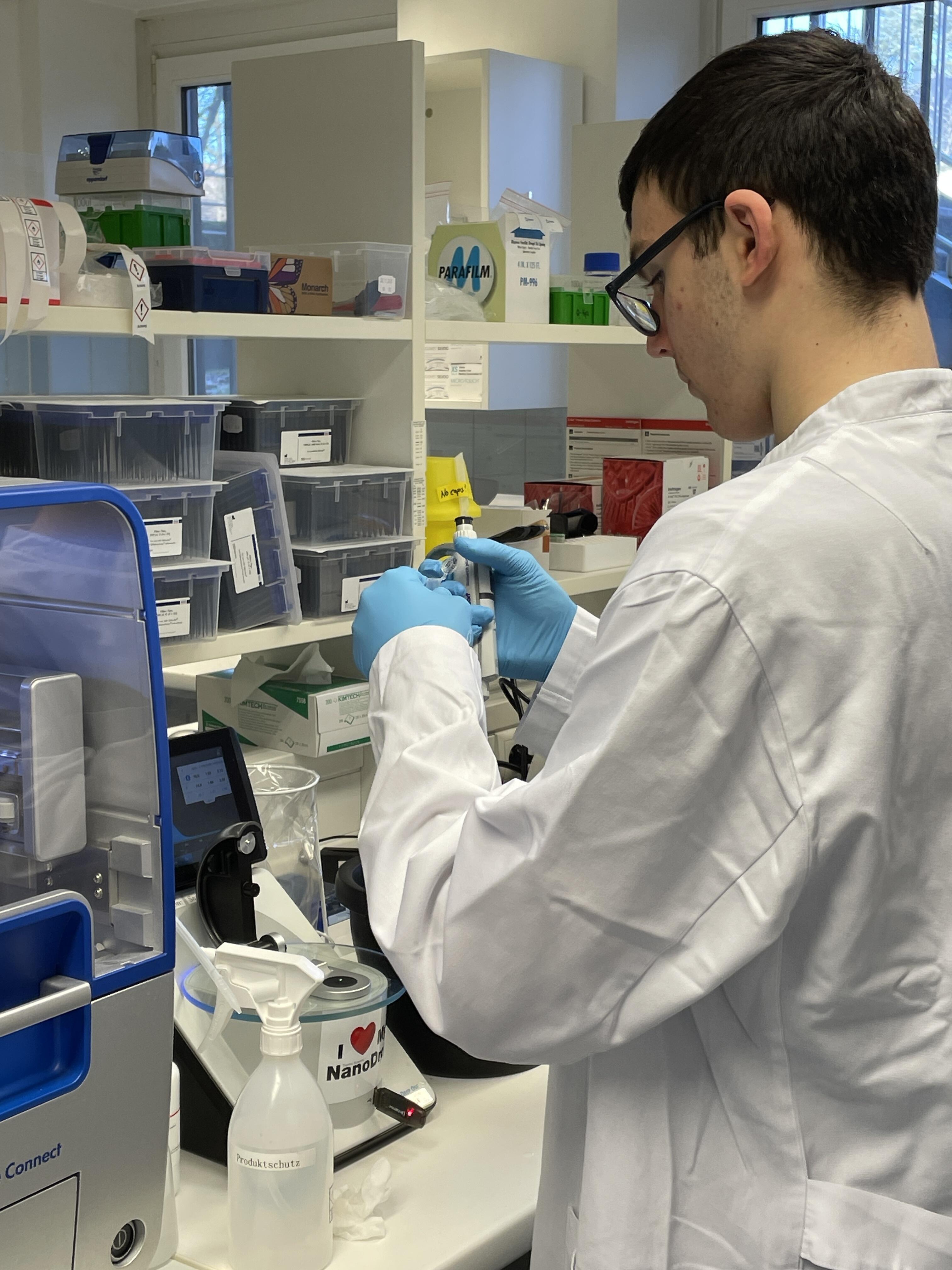 Es war an der Zeit, die von den Schüler:innen und vom Roboter isolierte DNA-Menge zu vergleichen.