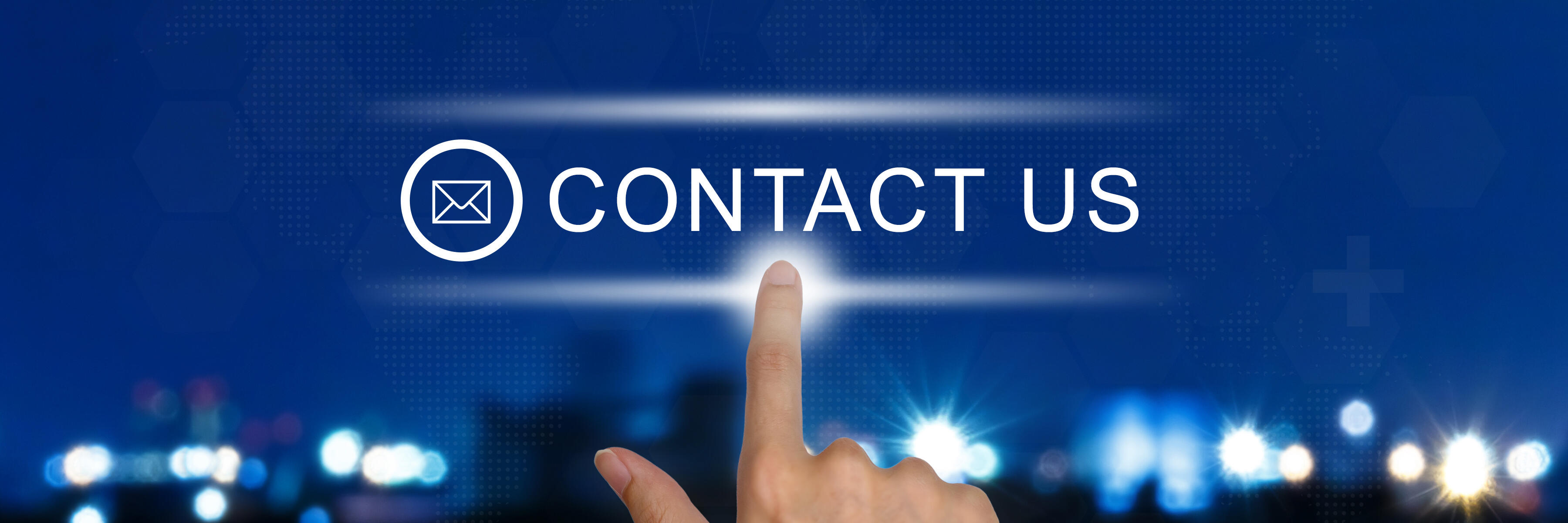 Hand schob Kontakt, der uns button auf Touch-screen
Hand pushed contact us button on touch screen