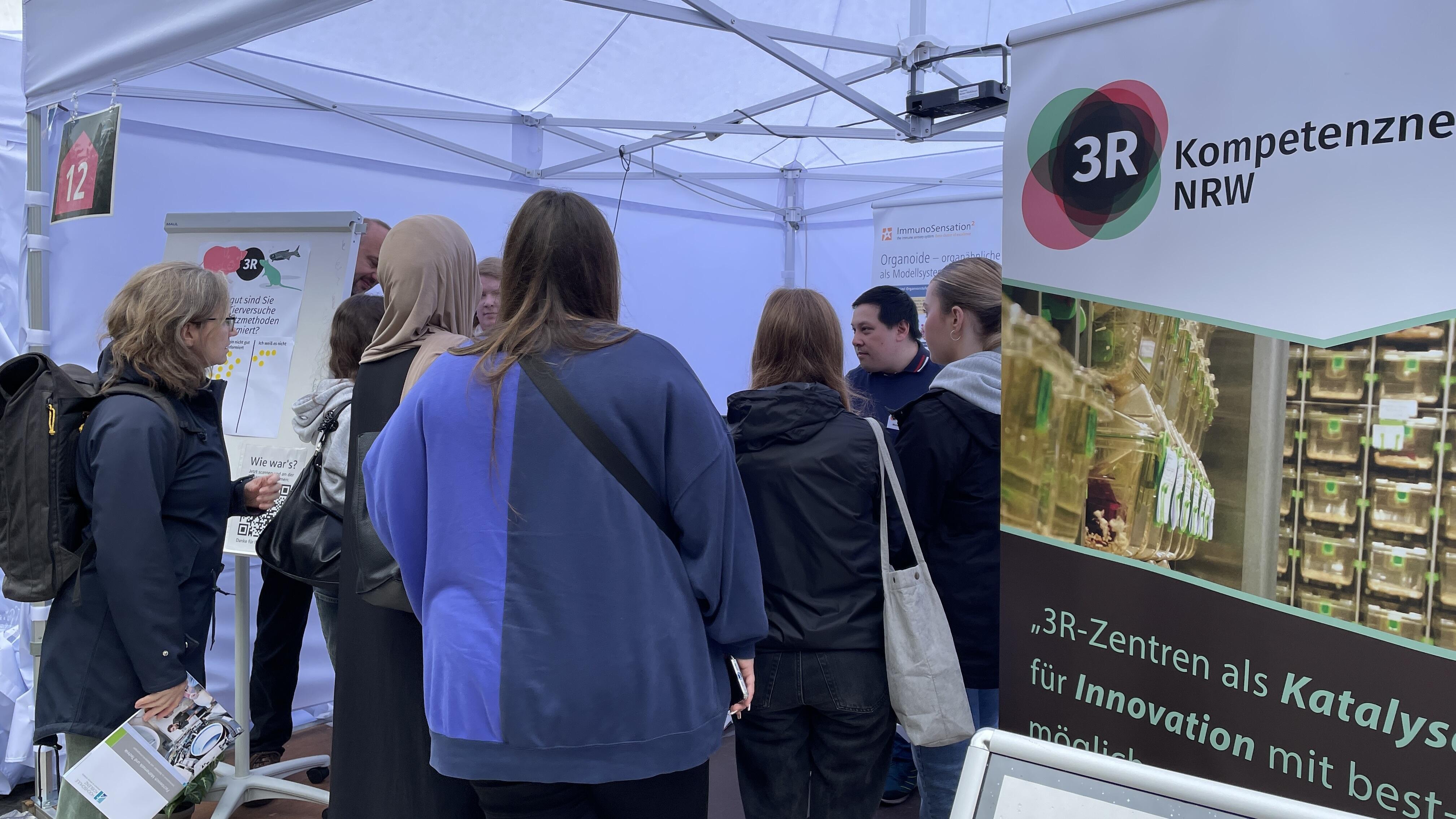 Im Rahmen des BoWiNa 2024-Programms besuchten auch Schulgruppen unser Zelt und stellten ihre Fragen zu Tierforschung, Tierschutz und dem 3R-Prinzip.