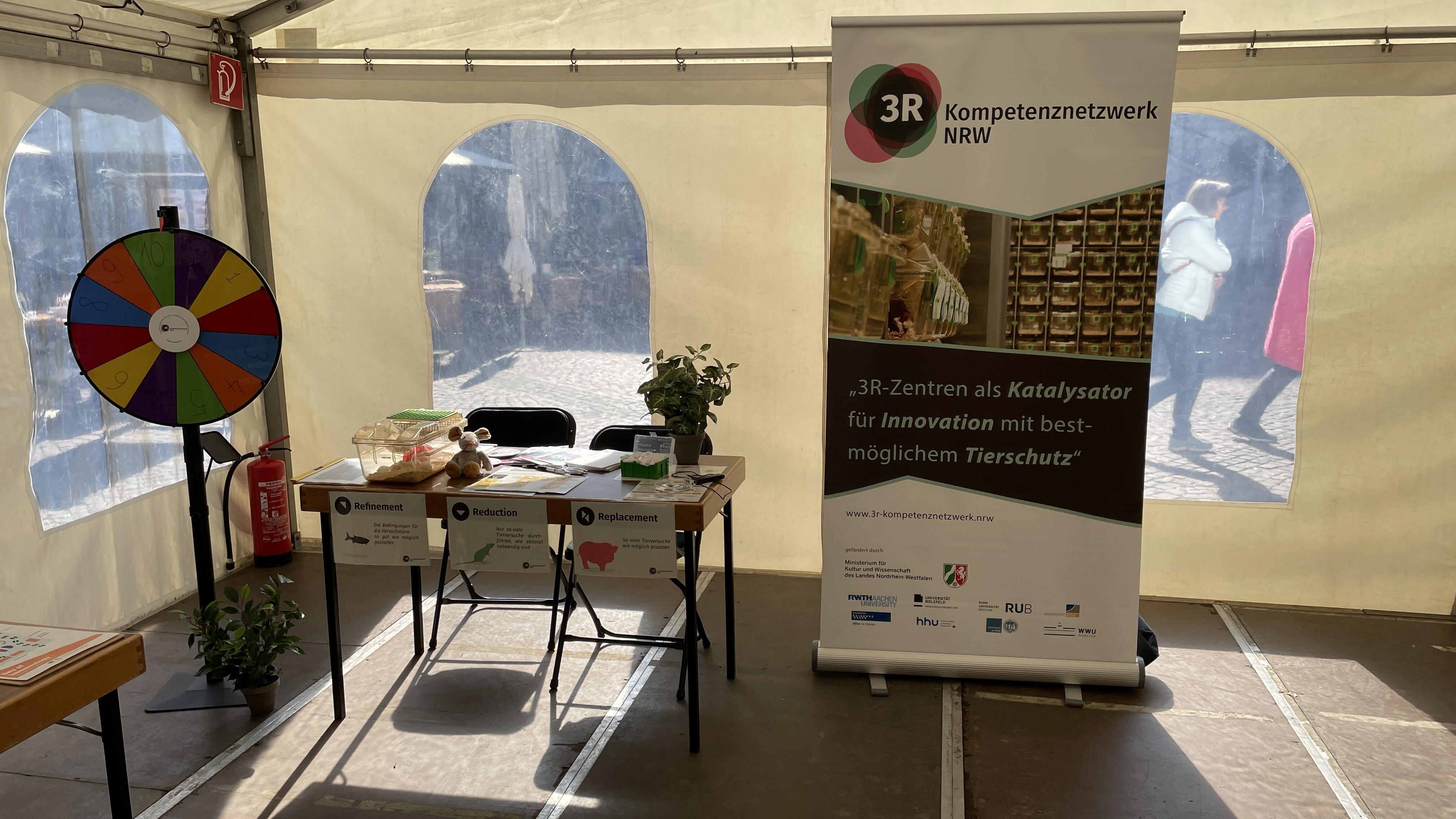 Der Stand des 3R-Kompetenznetzwerks kurz vor der Öffnung des Wissenschaftszelts