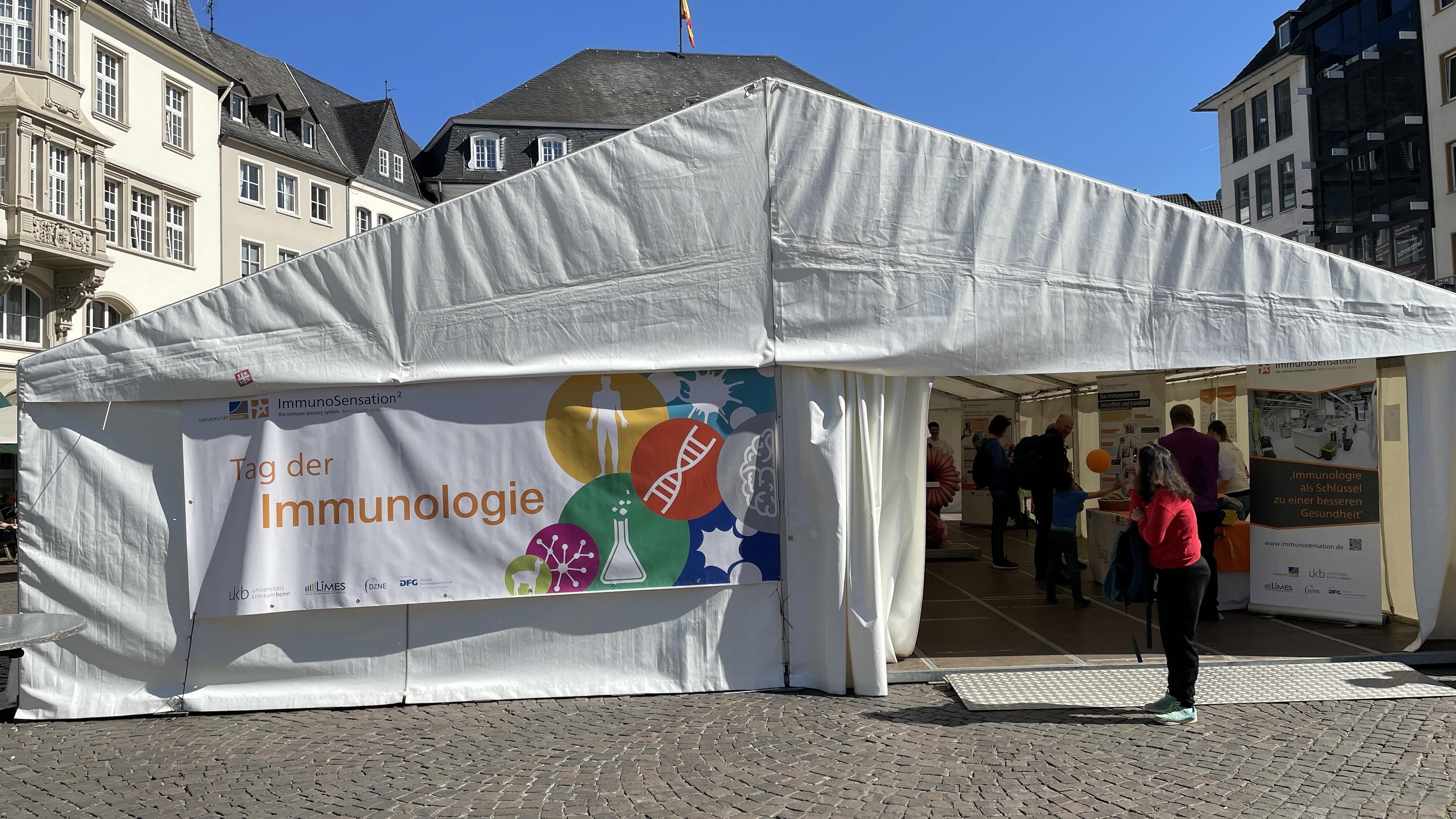 Haupteingang des Wissenschaftszelts, wo Tag der Immunologie 2025 stattfand.