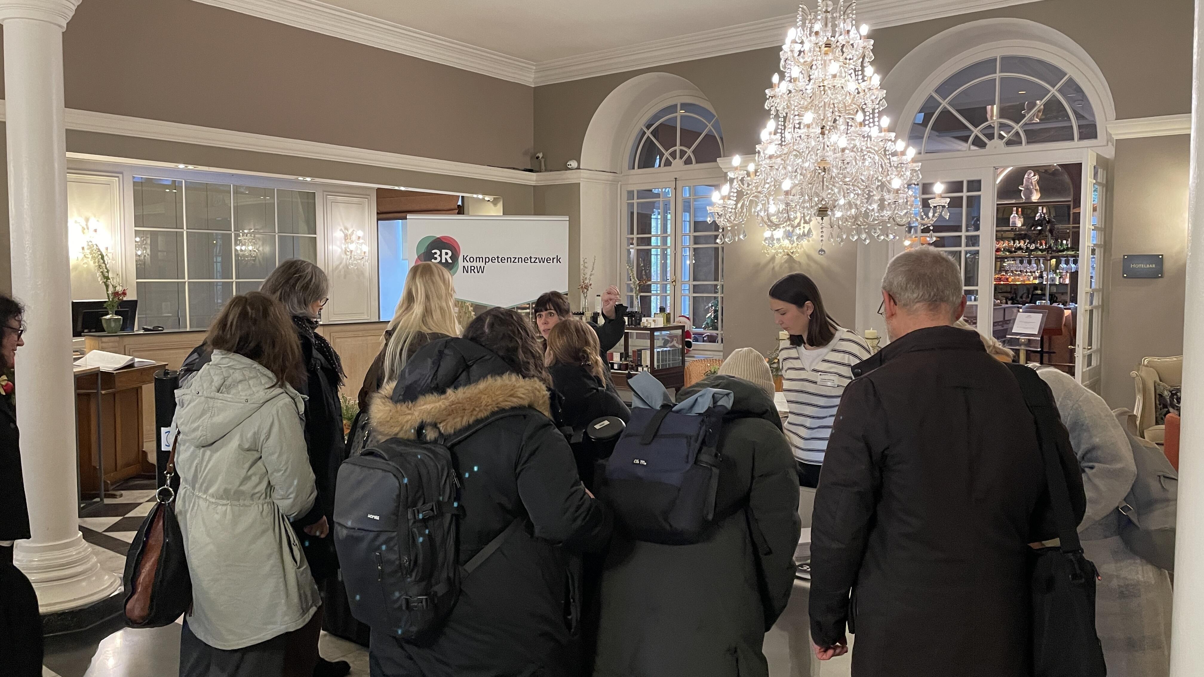 Teilnehmende aus einer außergewöhnlich vielfältigen 3R-Community treffen zur Registrierung ein.