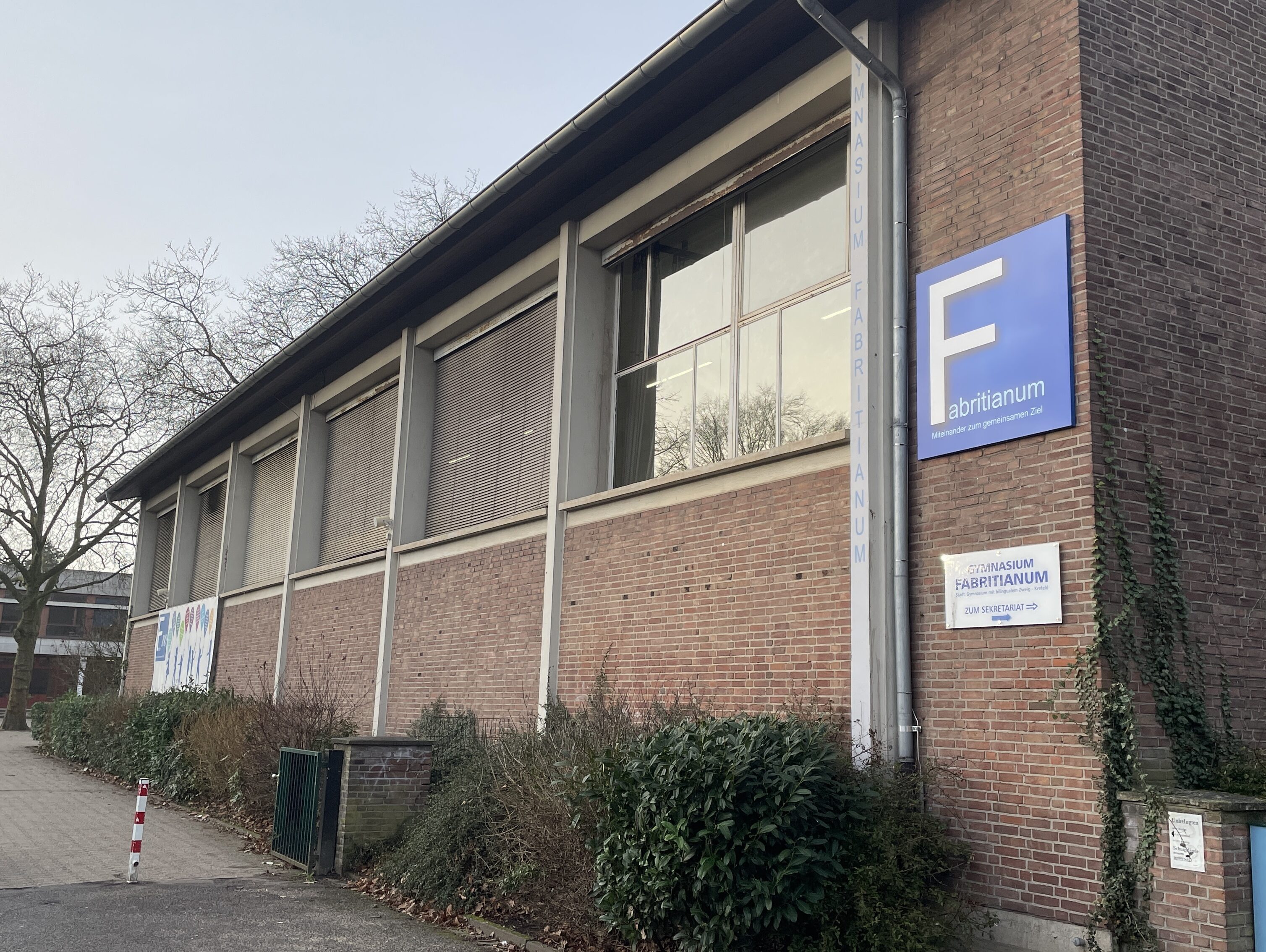 Vordere Seite des Schulgebäudes des Gymnasiums Fabritianum in Krefeld-Uerdingen