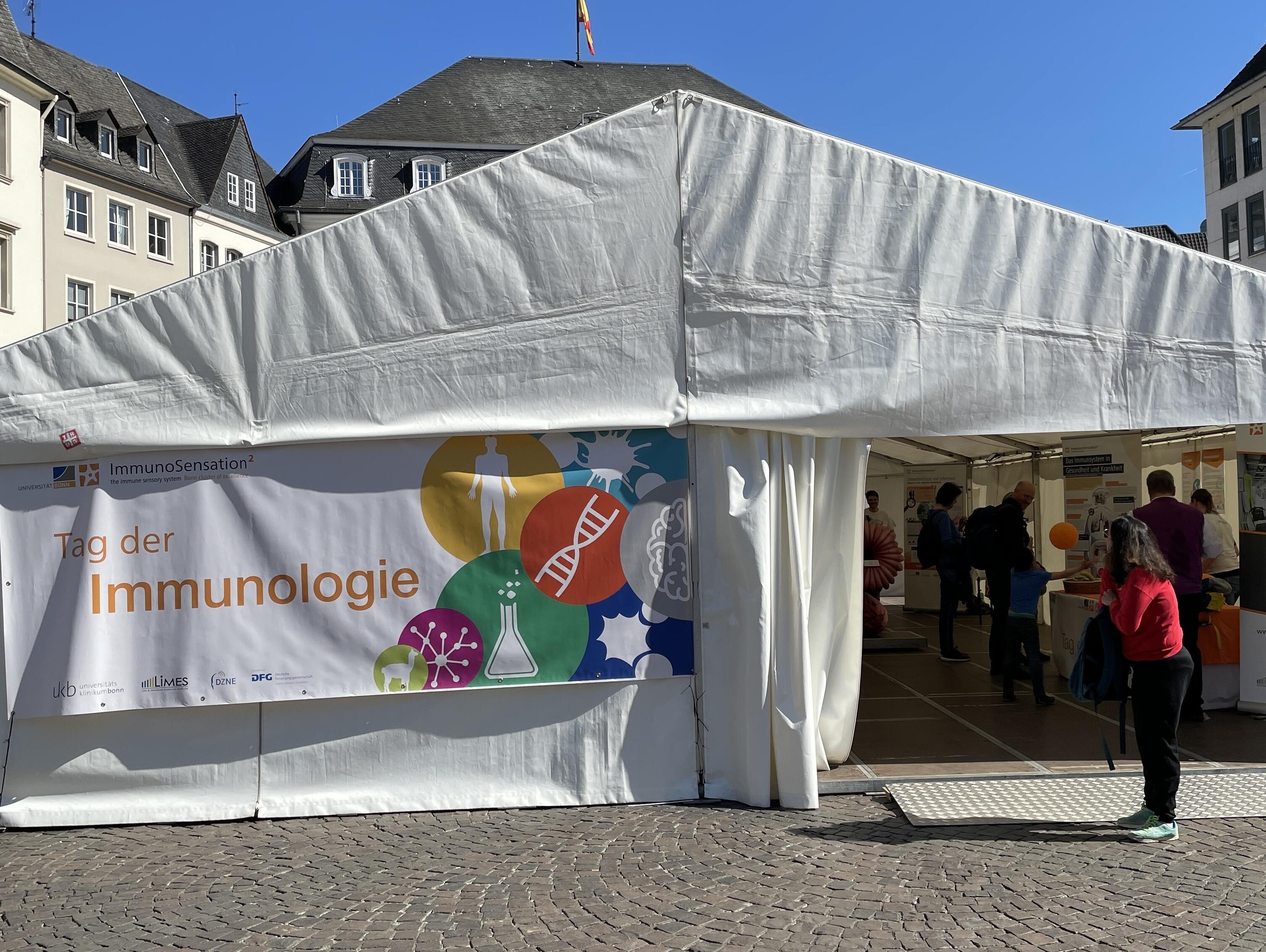 Haupteingang des Wissenschaftszelts, wo Tag der Immunologie 2025 stattfand.