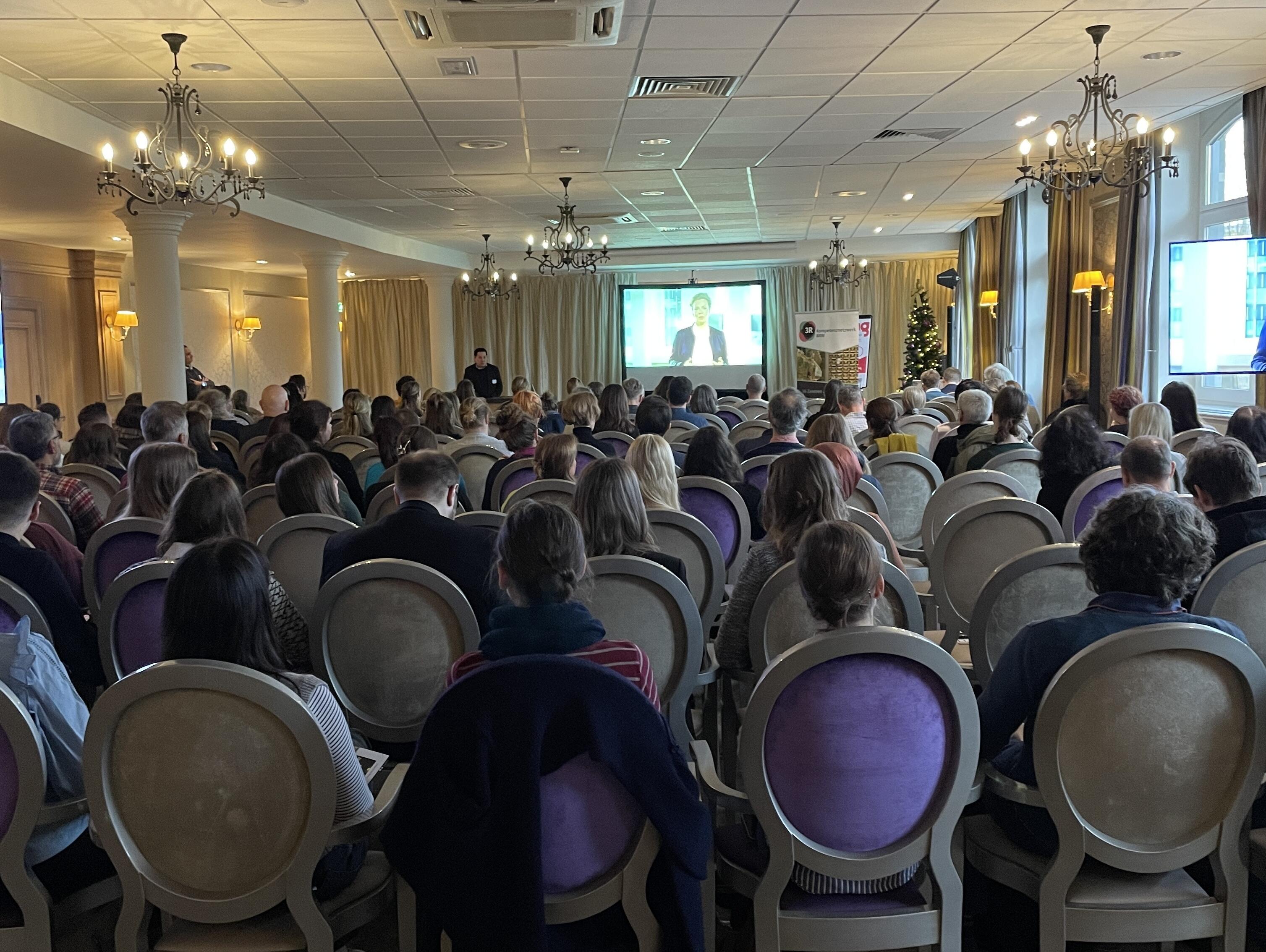 Die Landesministerin für Kultur und Wissenschaft, Frau Ina Brandes, begrüßt die Teilnehmer:innen zur Eröffnung der 3. Jahresnetzwerktagung mit einem Video.