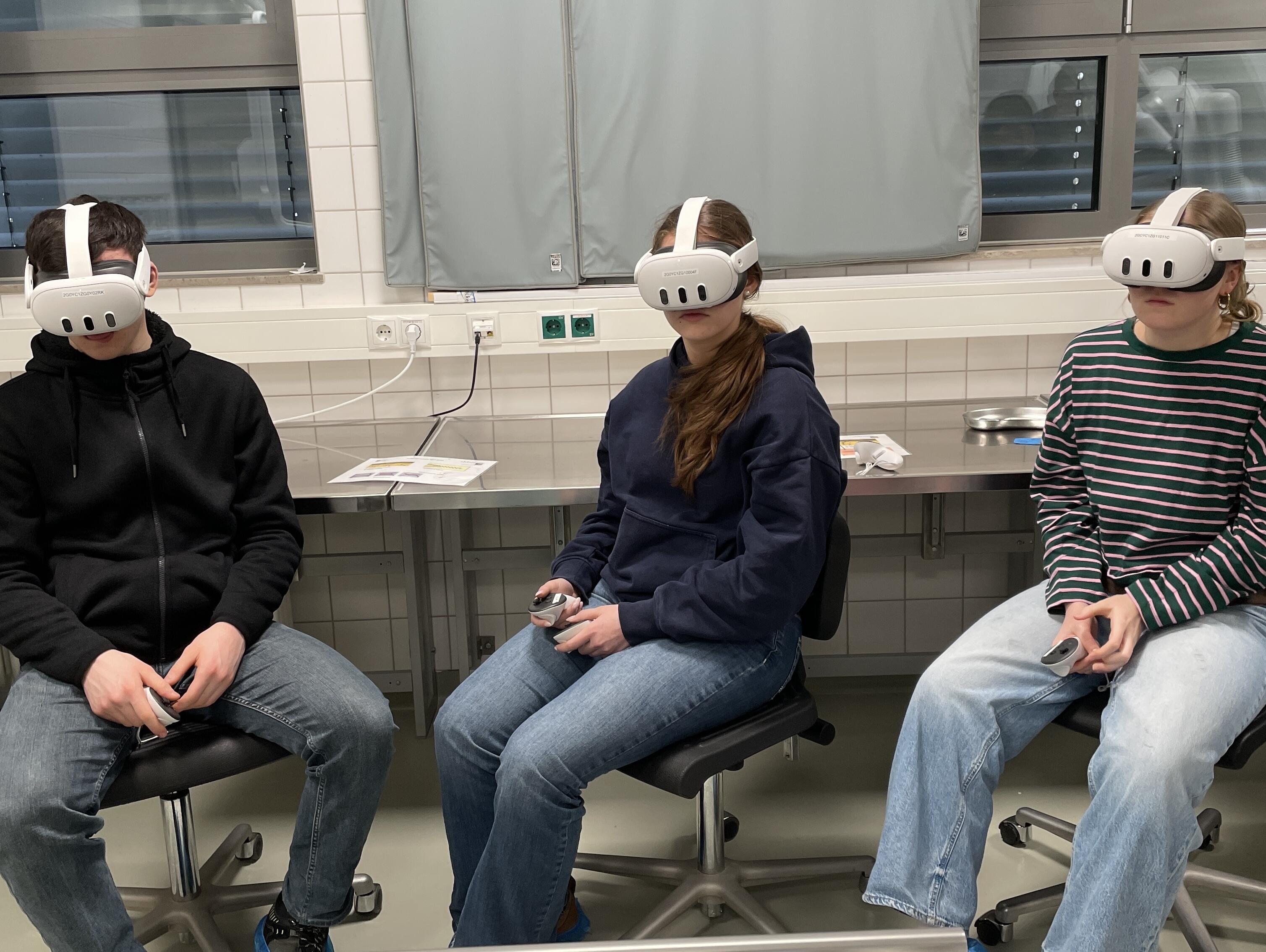 Die Schüler:innen erhielten einen Einblick in die Chirurgie an Labortieren im Rahmen eines Virtual-Reality-Trainings.
