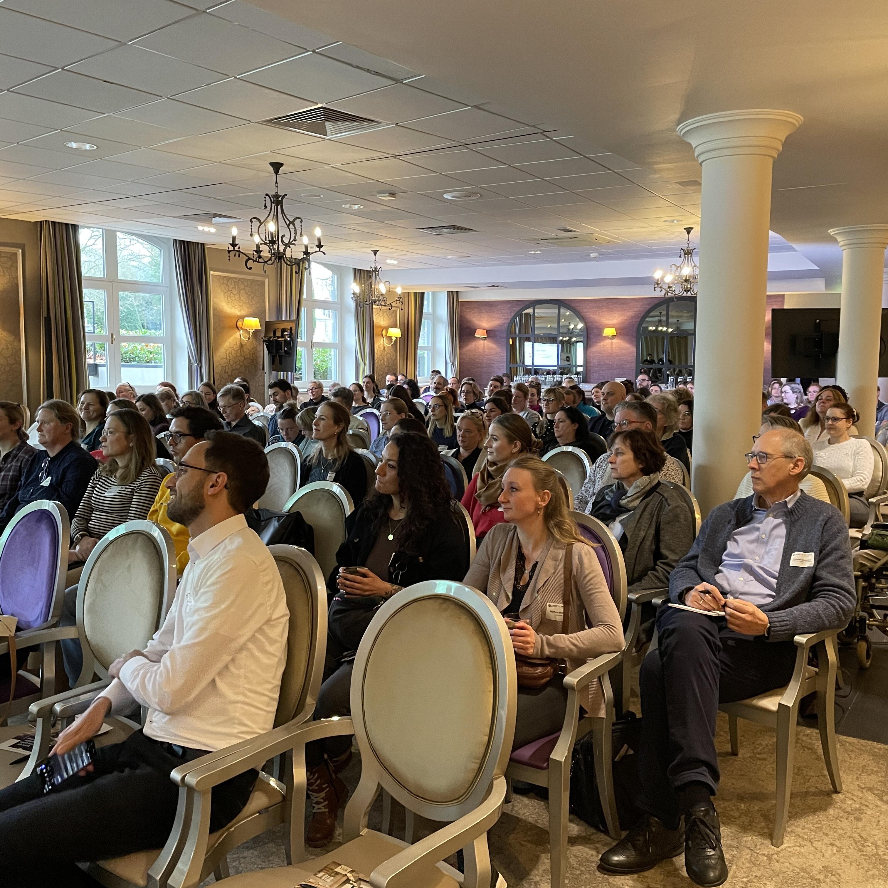 Das Publikum verfolgt die Vorträge aufmerksam.
