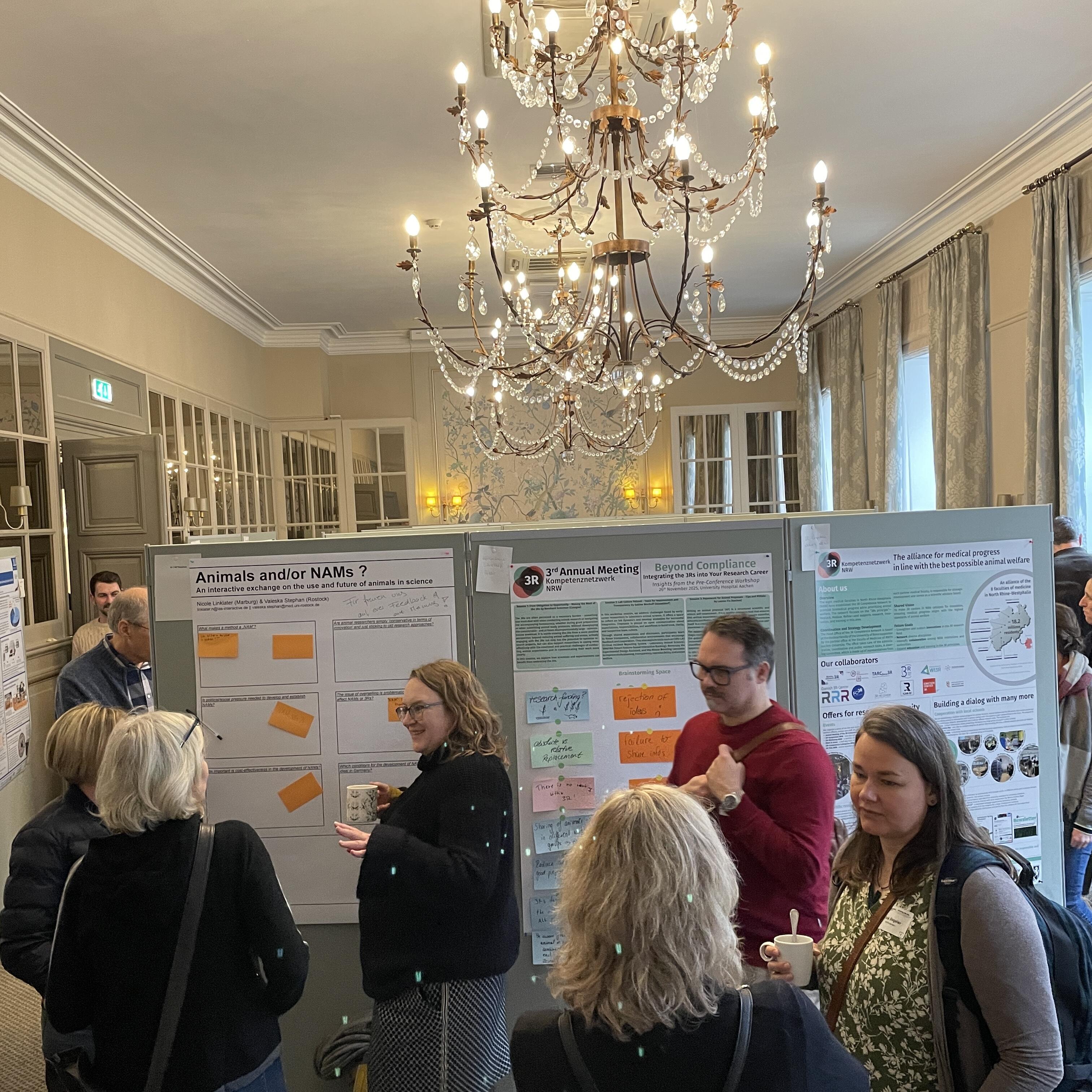 Die sogenannten „lebenden Poster“ ermöglichten es den Teilnehmenden, ihre Ideen direkt auf den Postern zu vermerken.