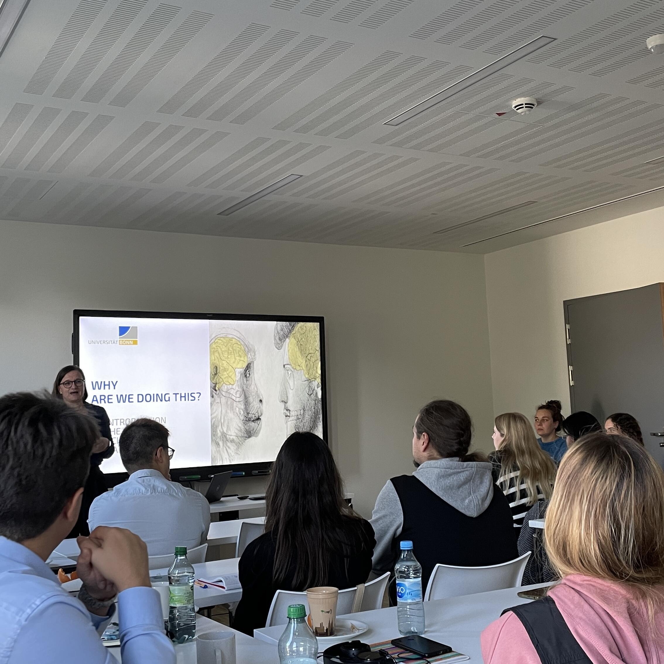 The research ethics advisor of the University of Bonn, Nadine Kollmeyer, is giving a presentation.