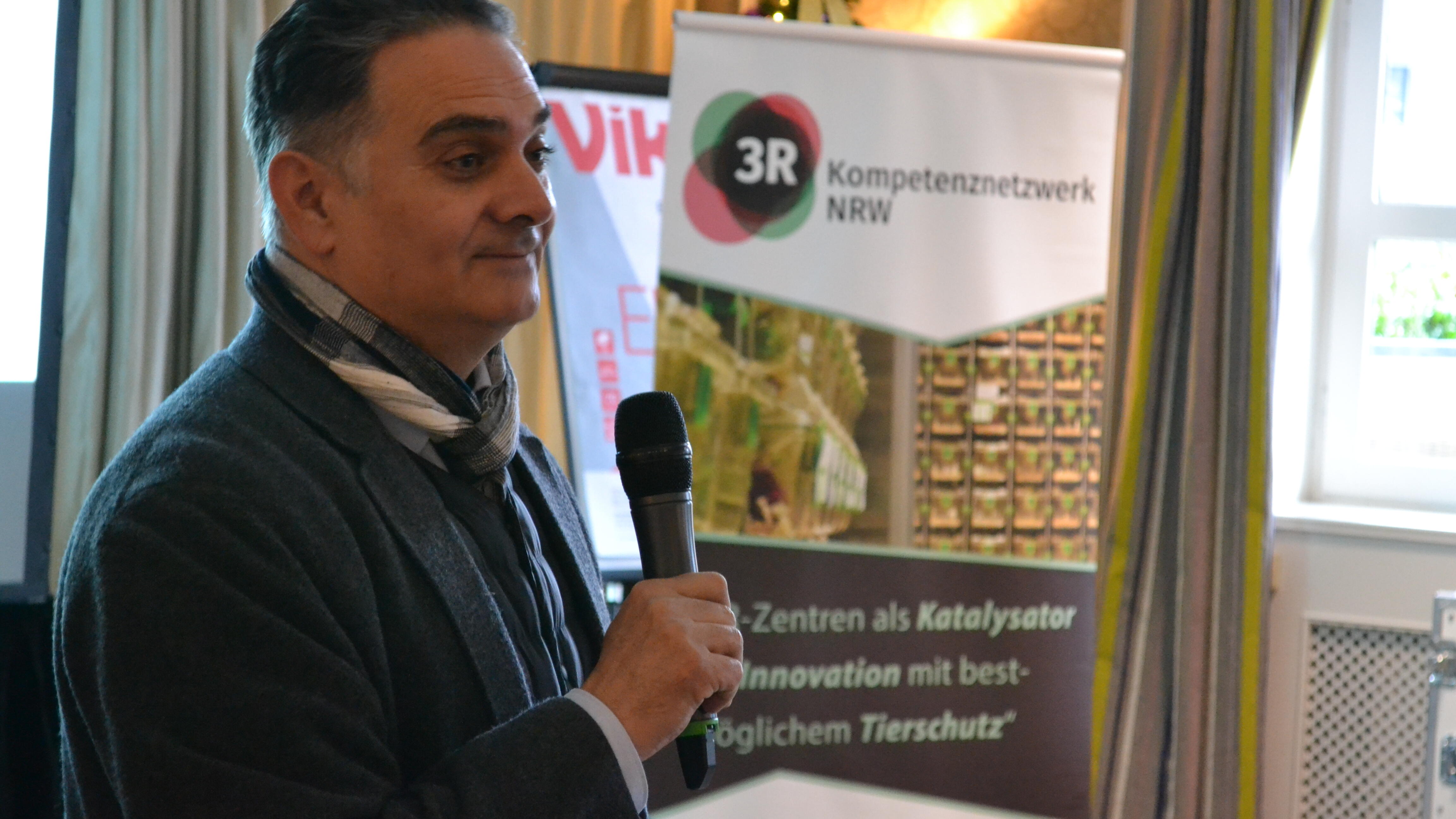 René Tolba, RWTH Aachen, begrüßt die Teilnehmende zur 3. Jahresnetzwerktagung.