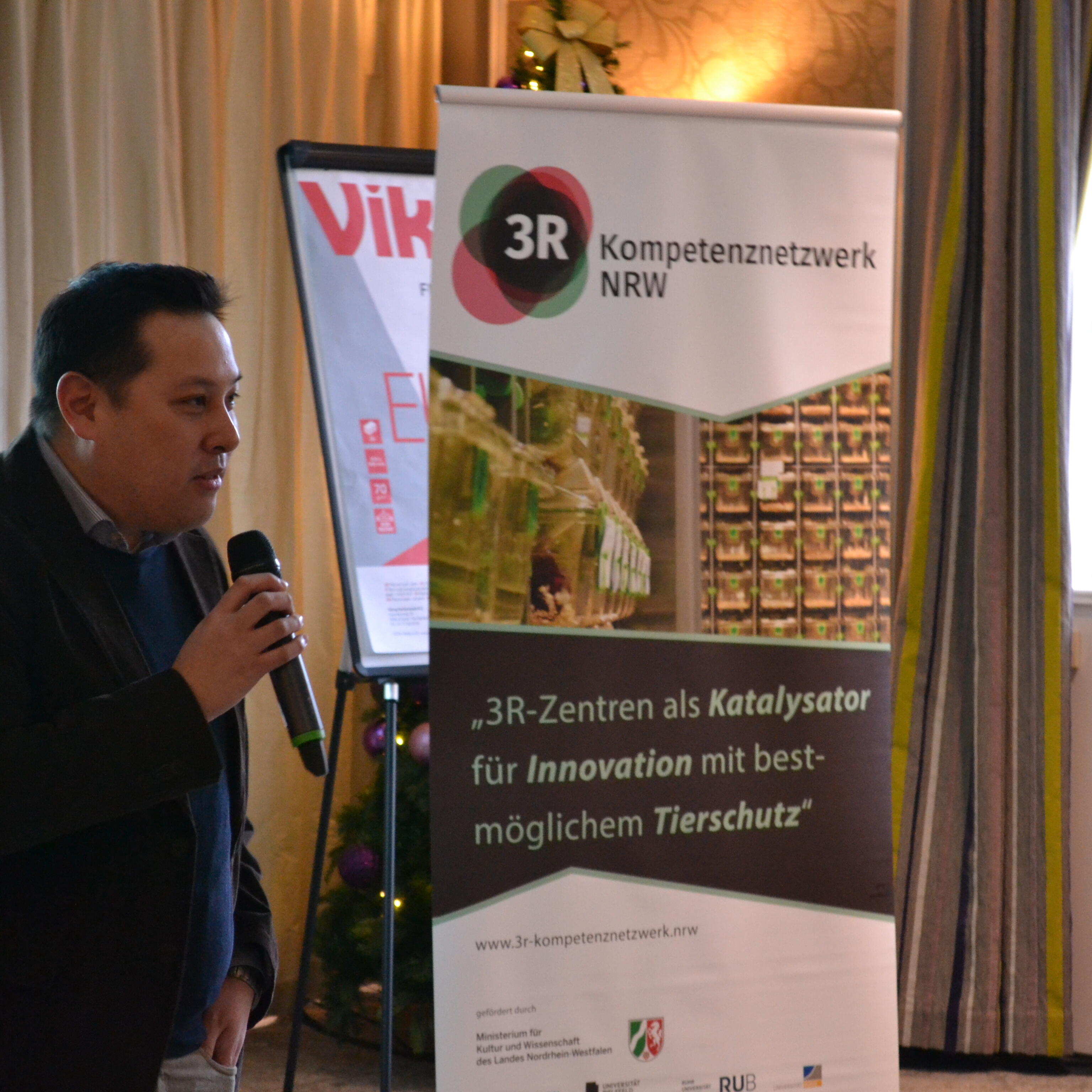 Der Netzwerkmanager Michael To Vinh hält seine Eröffnungsrede und betont dabei die Bedeutung von Innovation und der Umsetzung der 3Rs.