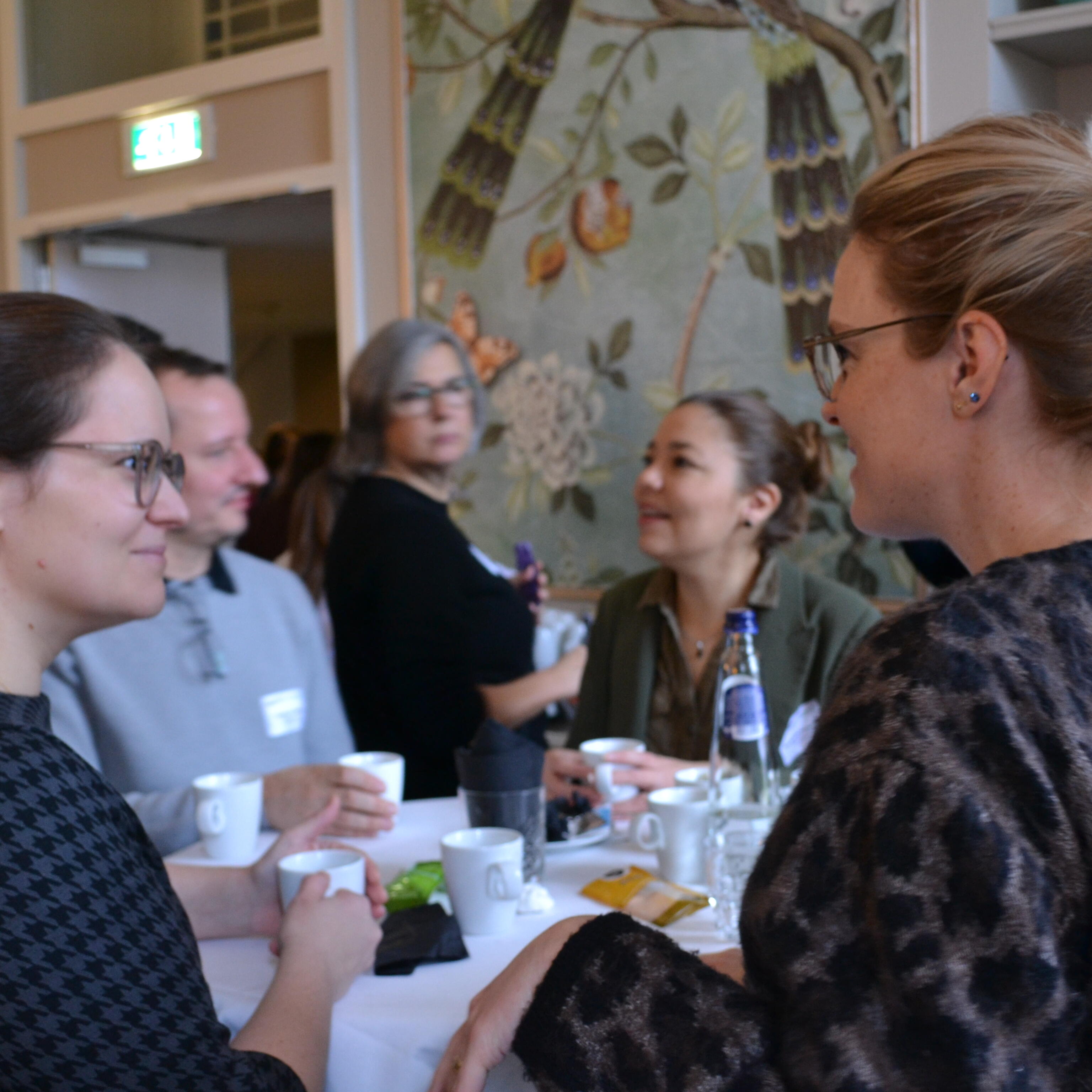 Die Teilnehmenden vernetzten sich bei einem Kaffee.