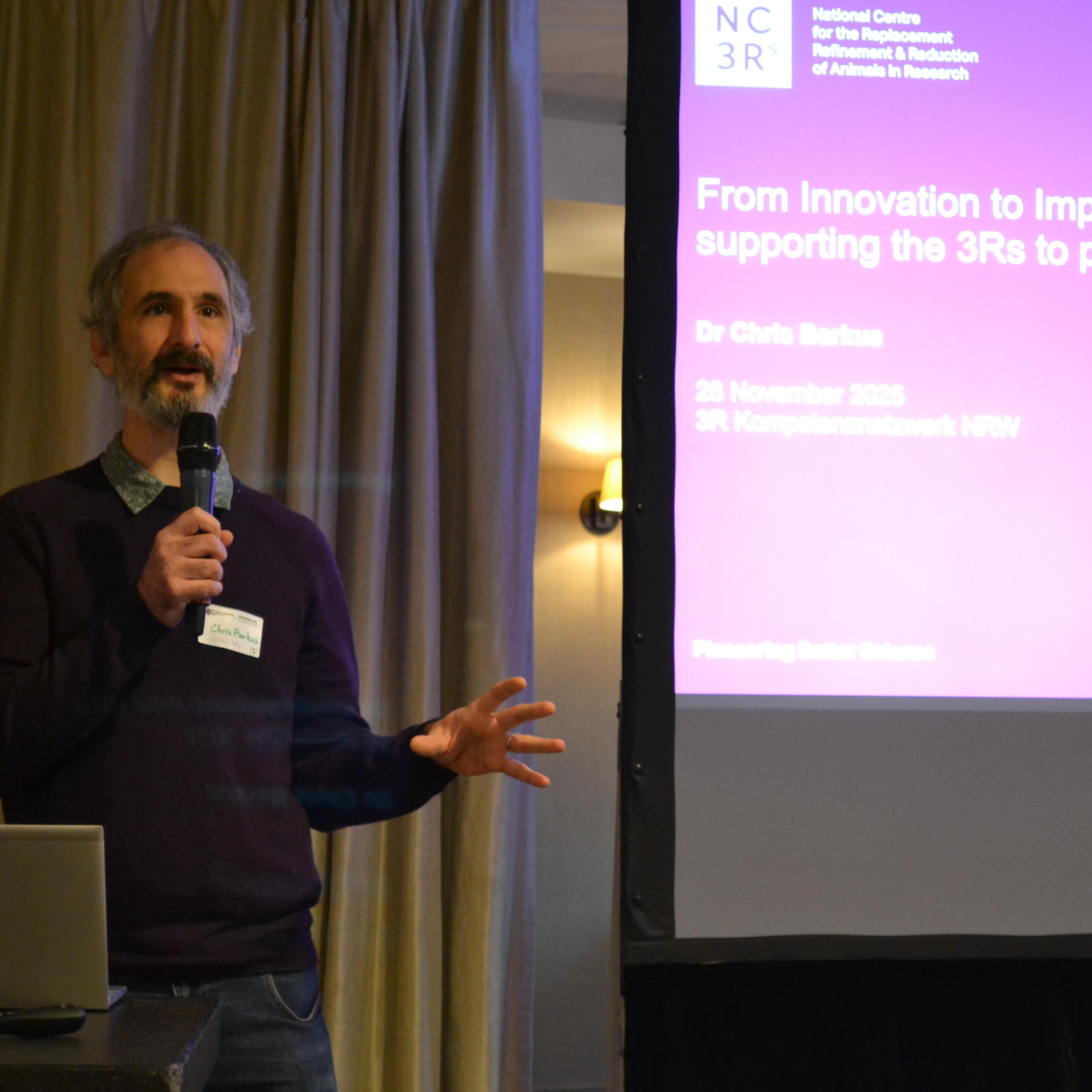 Chris Barkus vom NC3Rs hält seine Keynote-Rede.