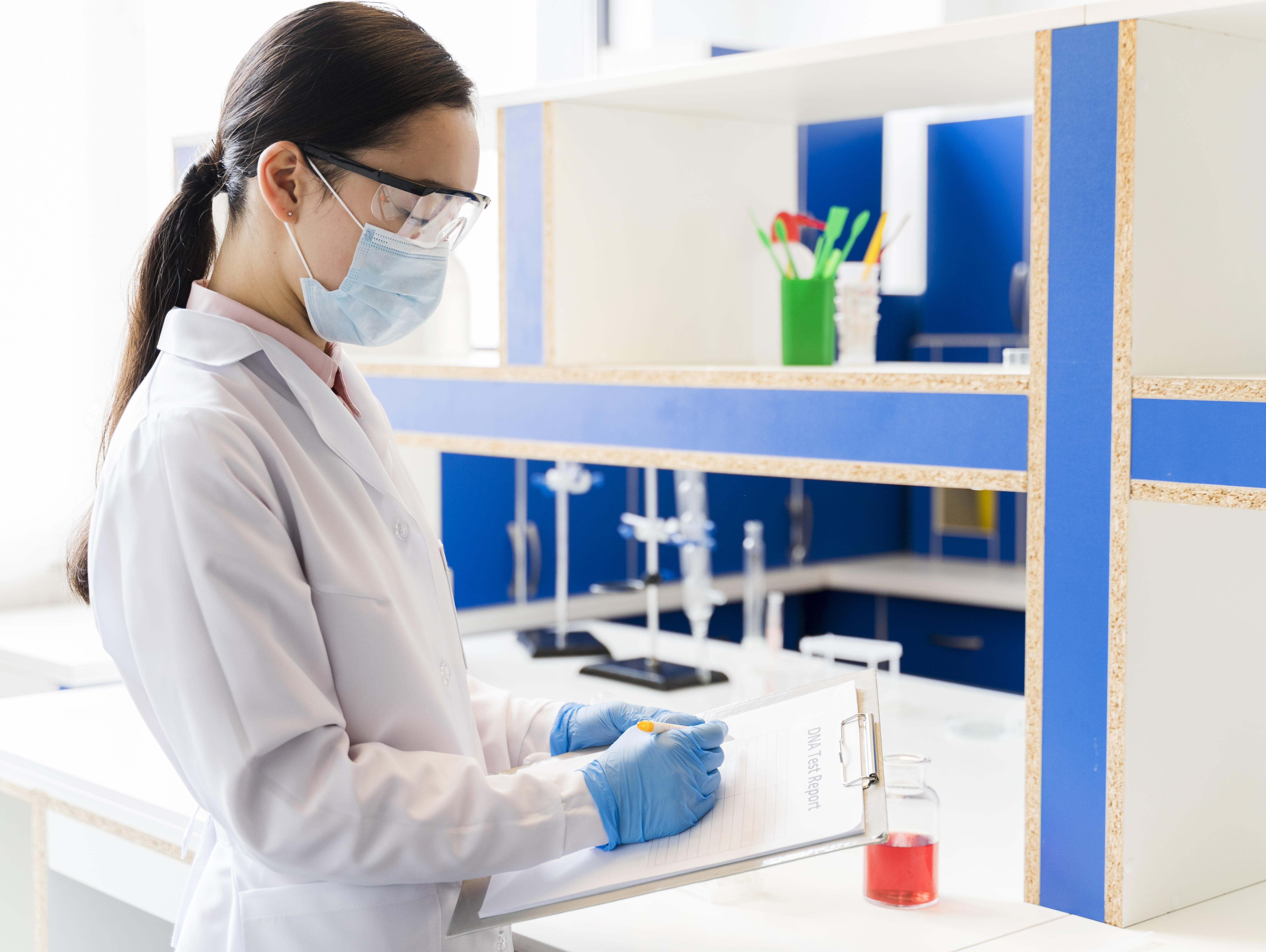 Eine Forscherin schreibt ein Protokoll im Labor.
A researcher is writing a protocol in the laboratory.