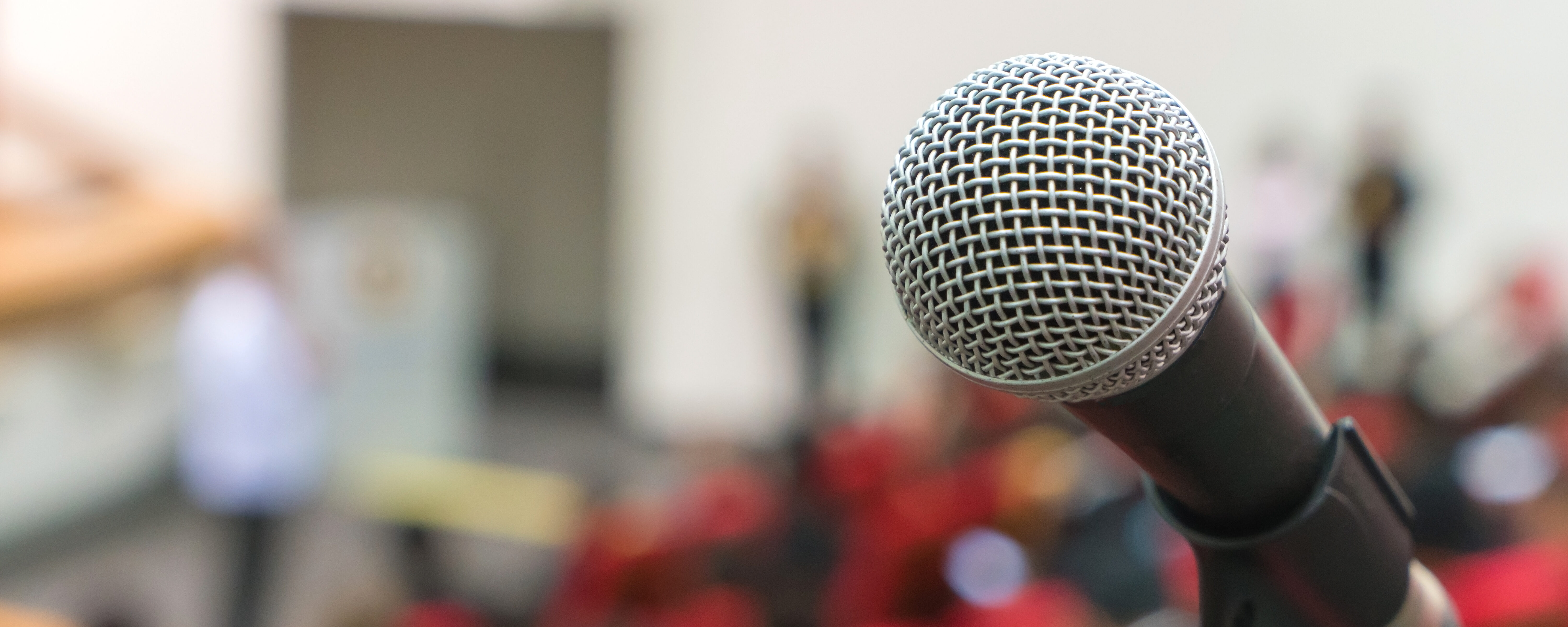 Mikrofon mit Konferenzraum im Hintergrund