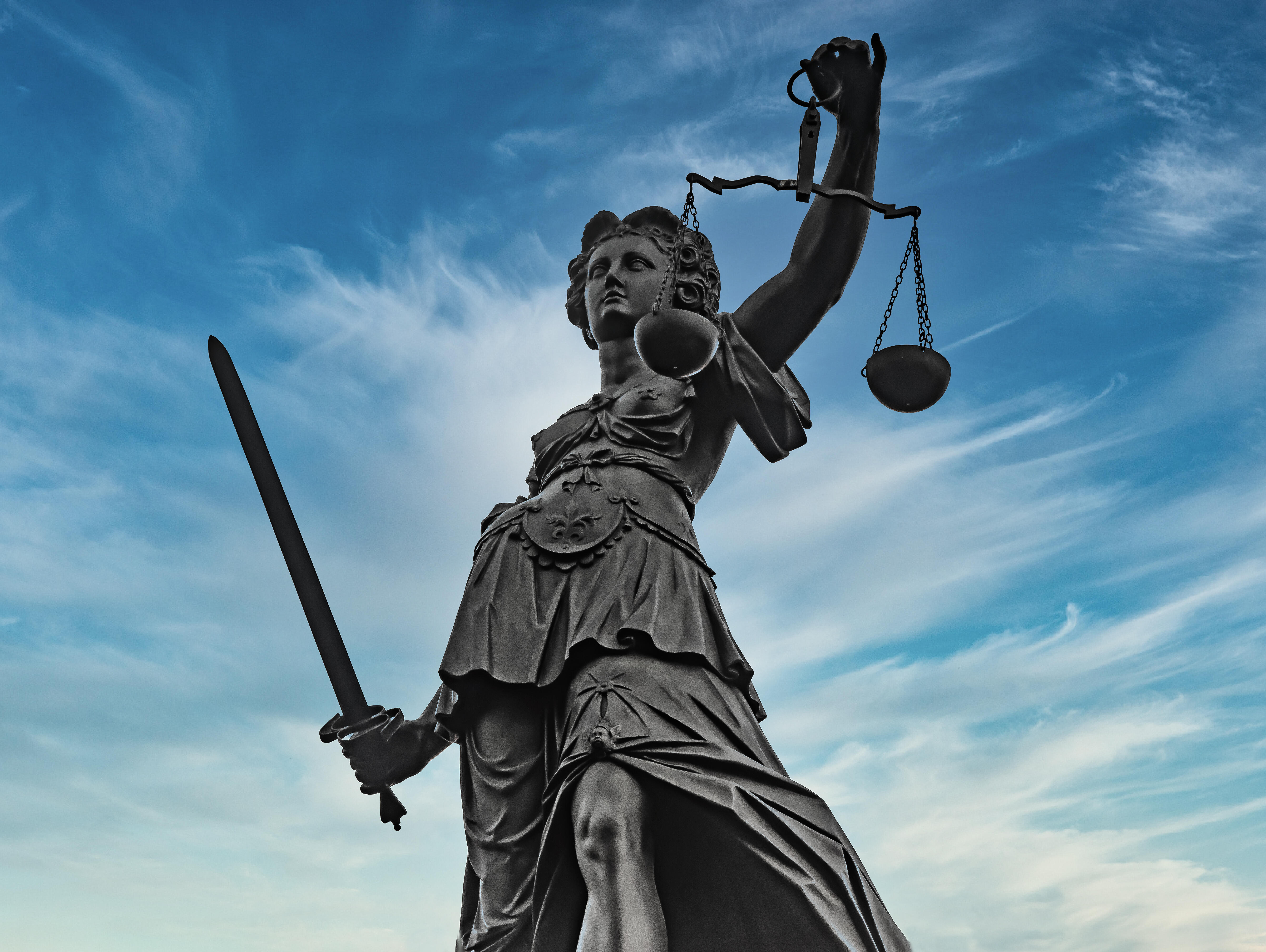 Eine Statue von Justitia, der römischen Göttin der Gerechtigkeit.