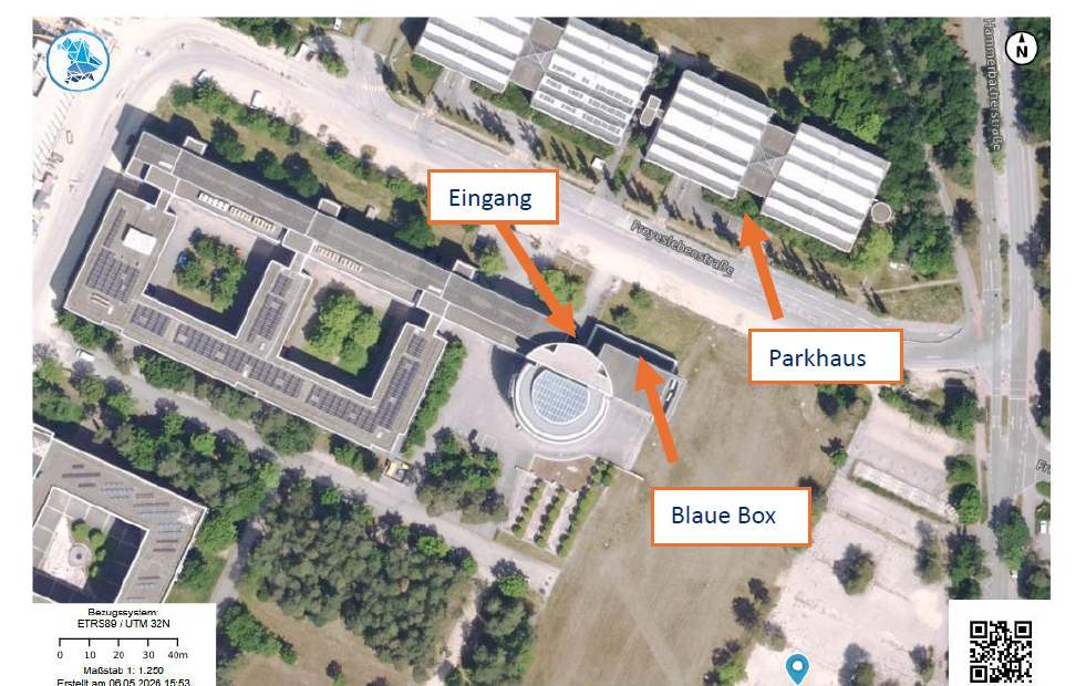 Geländeübersicht von der Blauen Box, dem Eingang und dem Parkhaus